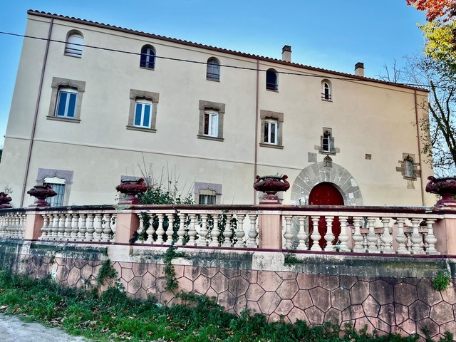 Renovación de fachada principal en masía histórica en Castellbisbal