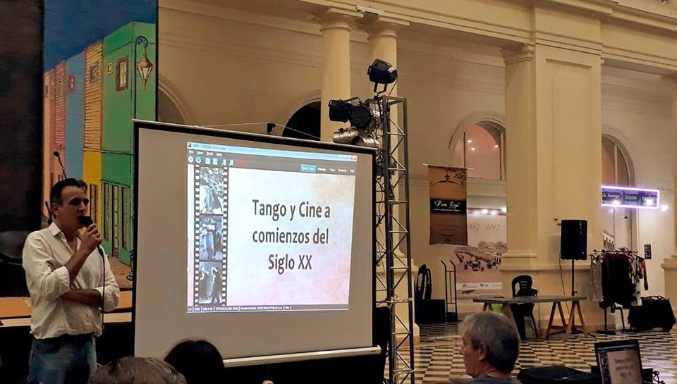 Marcelo Castelo, conferencia sobre Tango y Cine en el pasaje Dardo Rocha, La Plata.