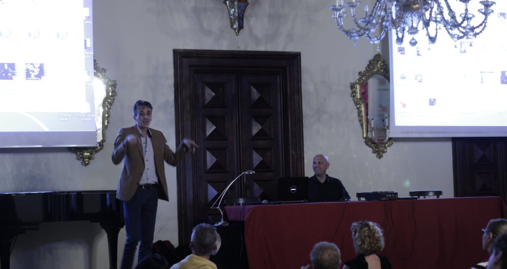 Marcelo Castelo exponiendo en Ímola, Italia