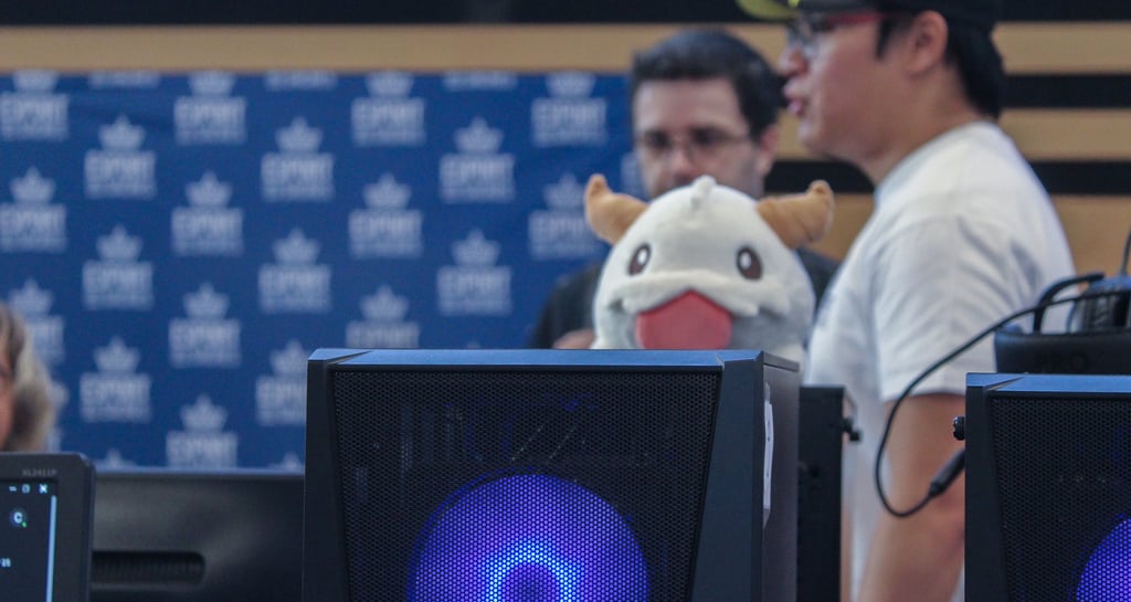 Une peluche de merchandising Riot Games sur le stand d'Esport des Sacres