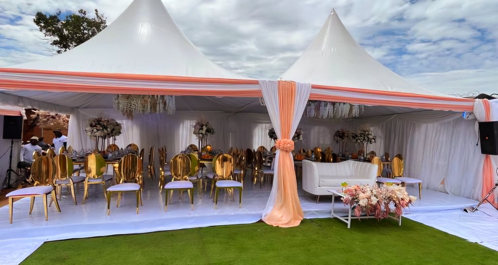 carpa 20x40 para eventos al aire libre, decorada con manteles, sillas y mesas, el paso diamond events