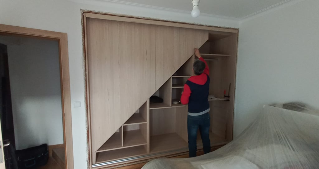Roupeiro portas deslizantes em escadas, roupeiros em Sassoeiros