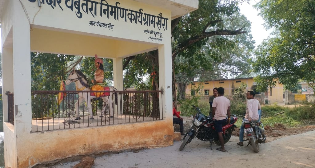 some person stand with bike near chabutra