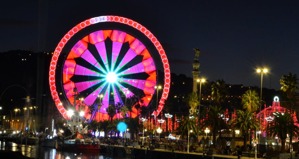 a ferris wheel in the middle of theBarcelona port at a chilly winter night