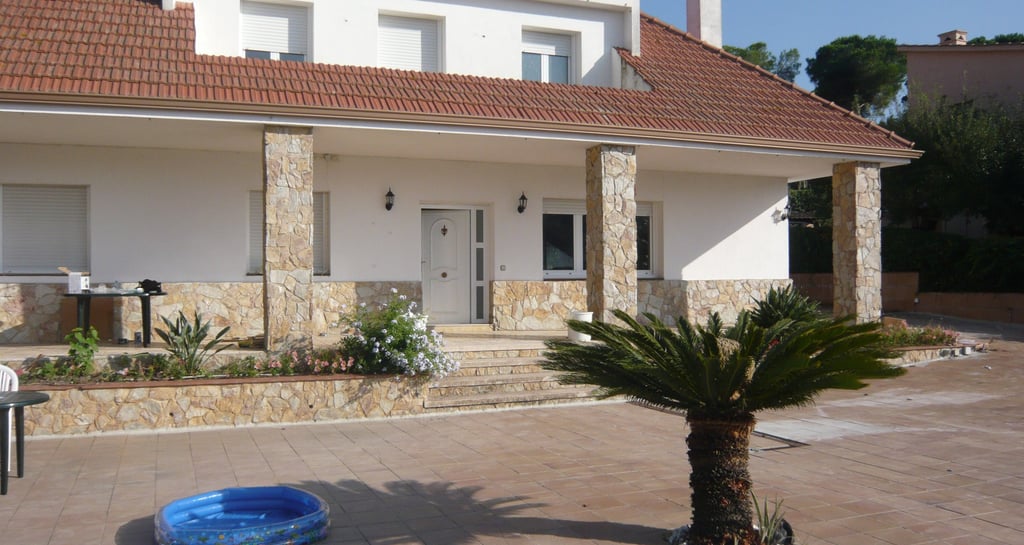 Piscina privada en el jardín de la vivienda.