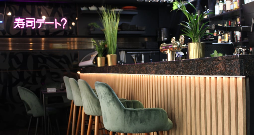 Sushi Date? restorano interjeras, kuriame dera moderni japonų estetika su jaukia, šiuolaikiška atmos