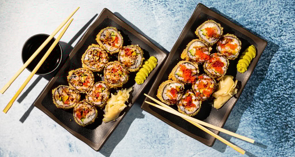 Kepti sushi – traškūs sushi su ryžiais, žuvimi ir daržovėmis, apkepti aliejuje iki auksinės spalvos.