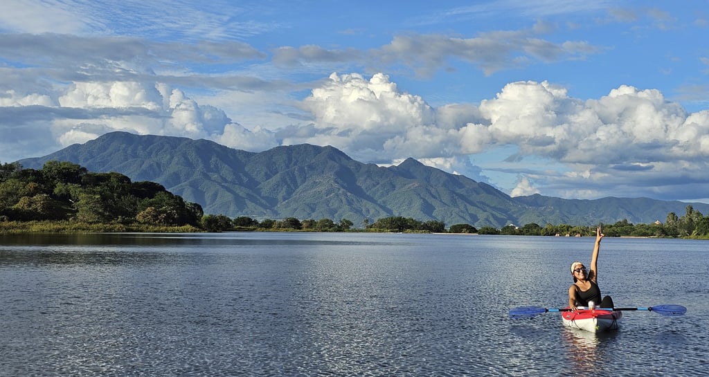 Imagen del cerro Ameca, paseando en kayak en la presa de san ignacio