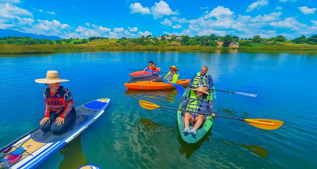 Paseo familiar entre aguas tranquilas y naturaleza