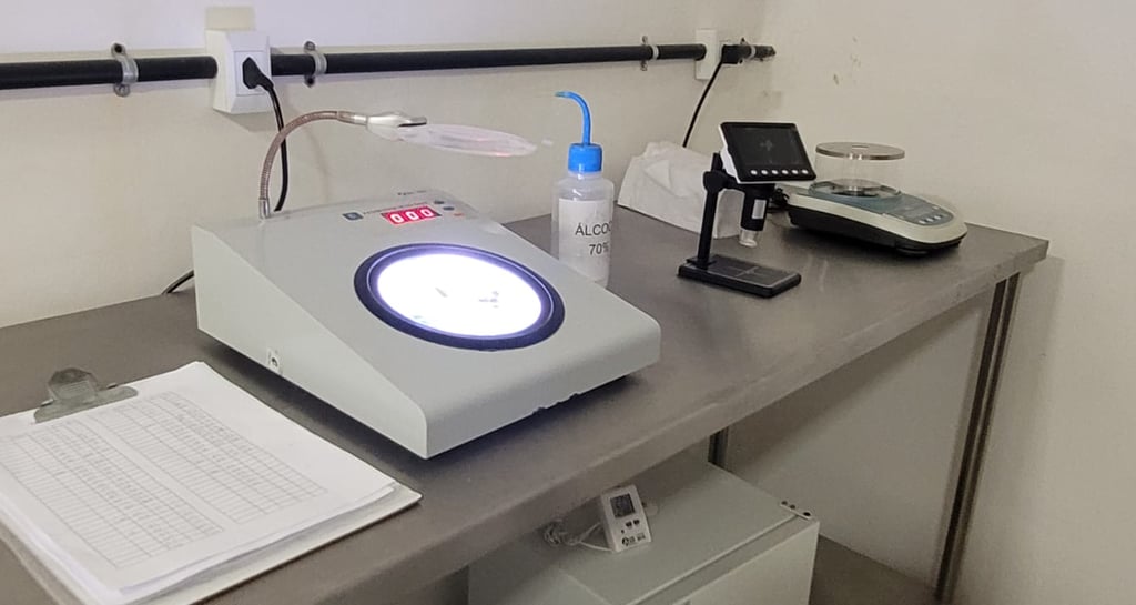 Equipamento de laboratório avançado utilizado para análises de água e qualidade do ar no Laboratório