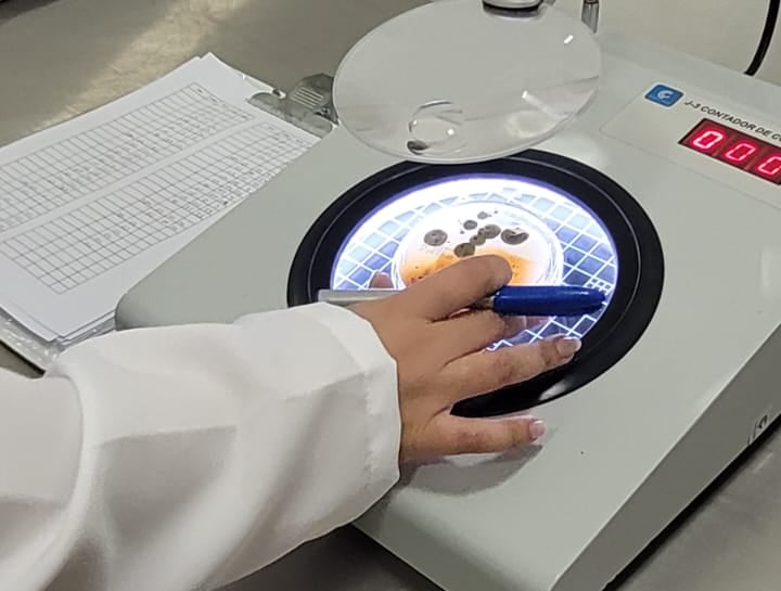Profissionais do Laboratório AMB realizando análises laboratoriais em ambiente técnico equipado