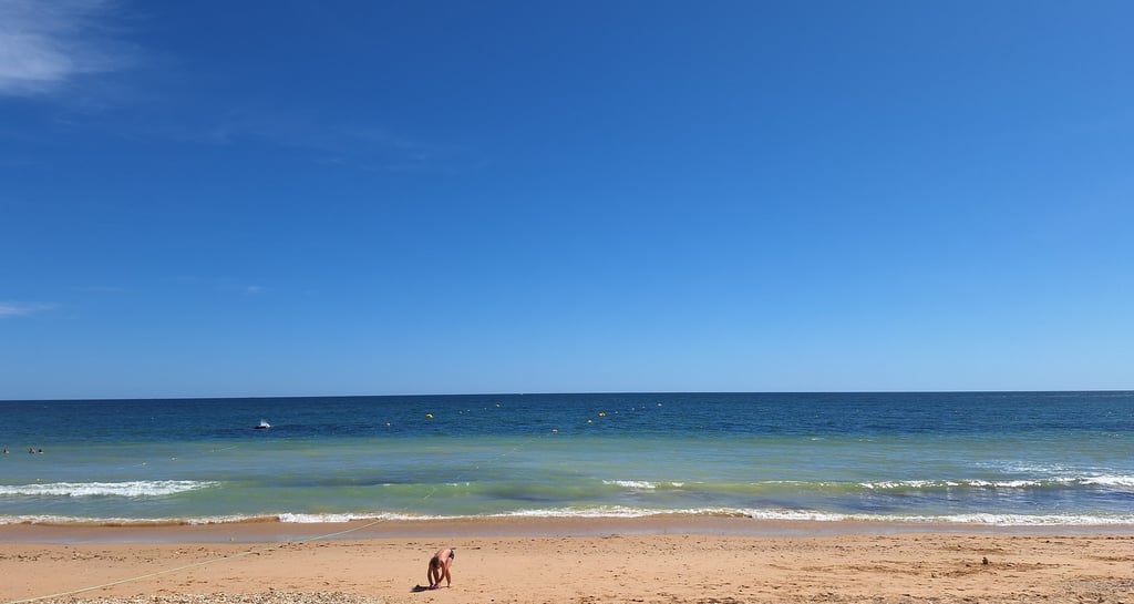 jongetje wat geniet op het strand van Eulalia