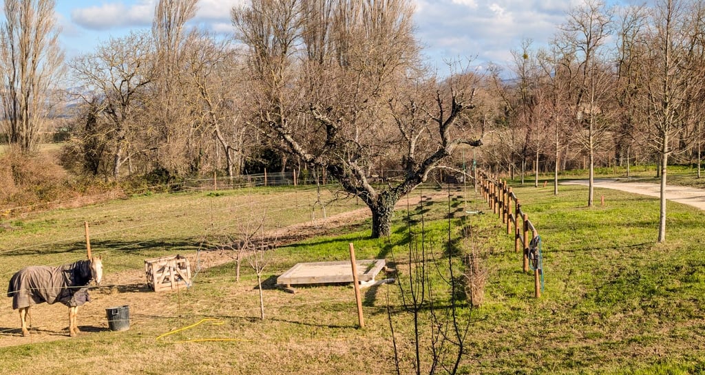 Jardin et extérieur du gite des ramières à la ferme gourmande