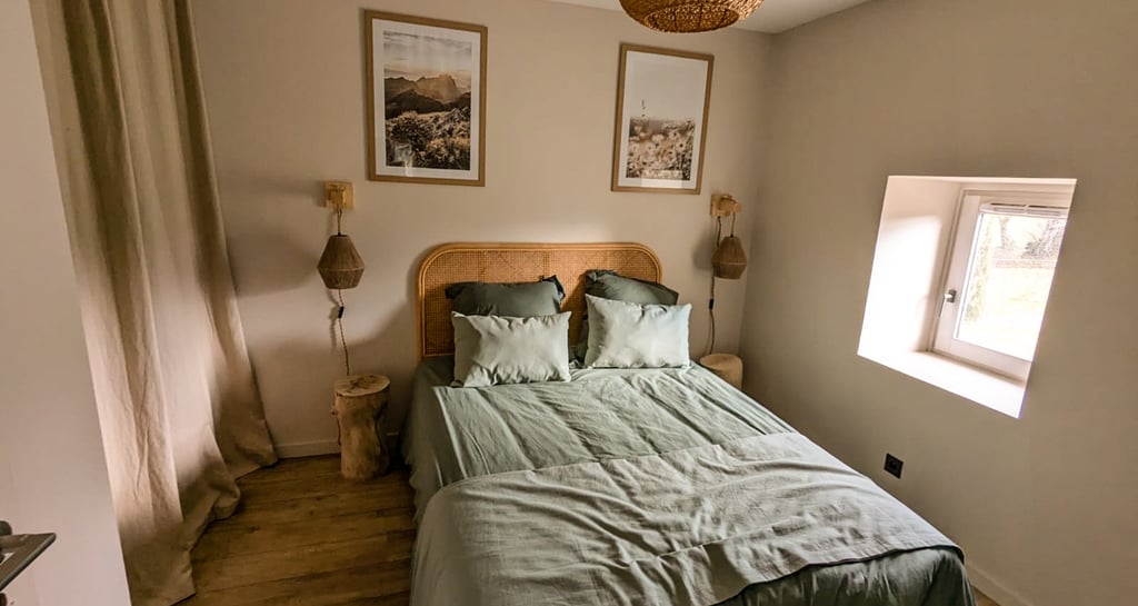 Chambre cosy avec lit double du gite des ramières à la ferme gourmande