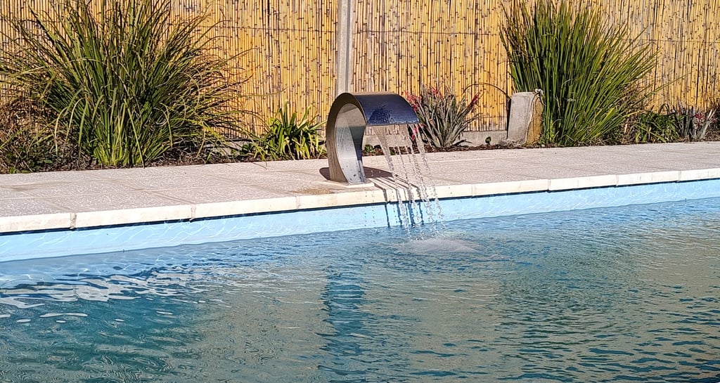 El Refugio - Piscina con cascada