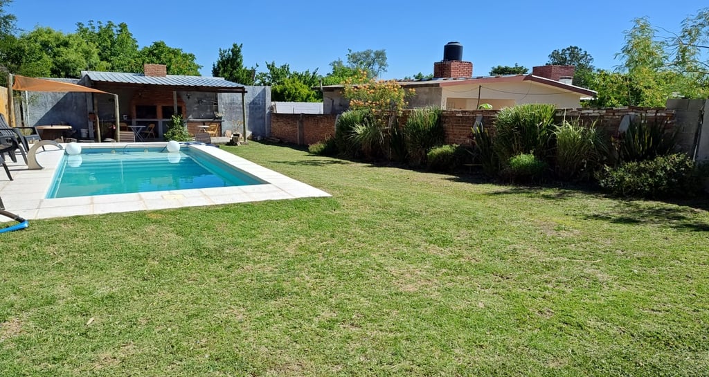 El Refugio - Vista completa de parque, quincho y piscina.