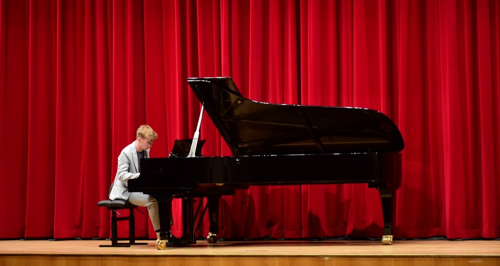 Franz-Ludwig Schluckner spielt als Pianist am Klavier