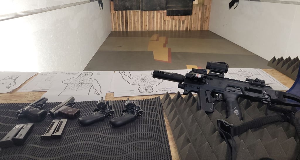 gulintys ginklai šaudykloje