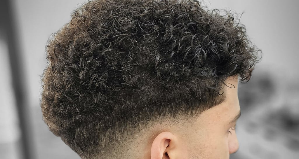 Corte de cabello en peluquería de caballeros duquesa