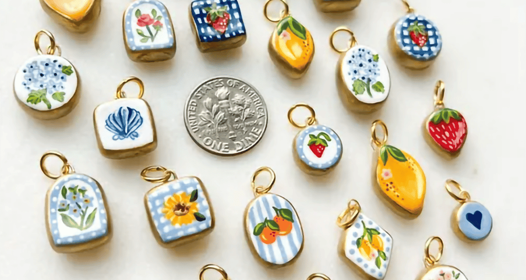 charms de estilo vintage, de distintas formas y colores.