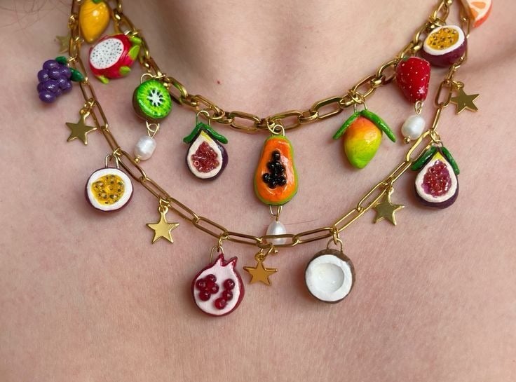 Cuello con collar de dos cadenas y charms de frutas