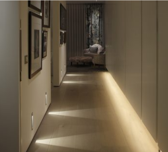 Corredor com iluminação indireta em Led e balizadores.