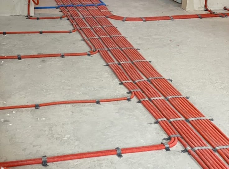 Electrician profesionist care realizeaza circuite electrice de calitate.