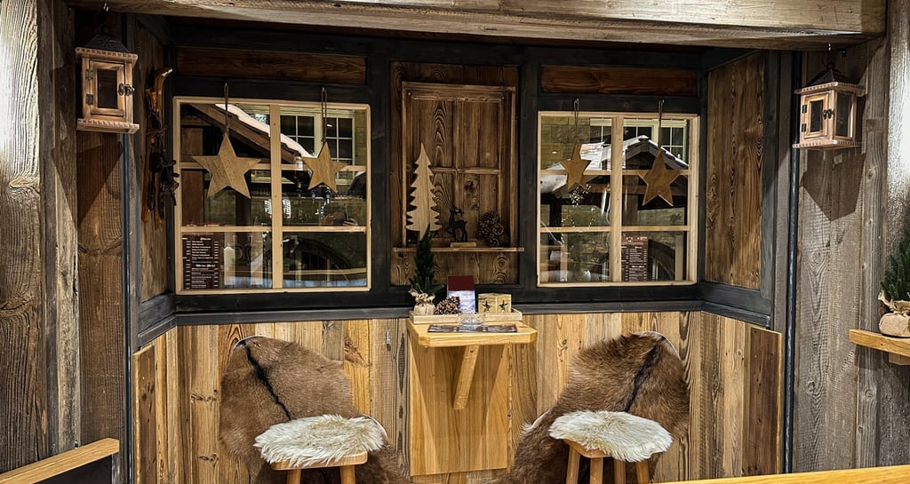 Weihnachtsmarkt Chemnitz, Weihnachtsmarkthuette, Getränkebar, Weihnachtsdeko