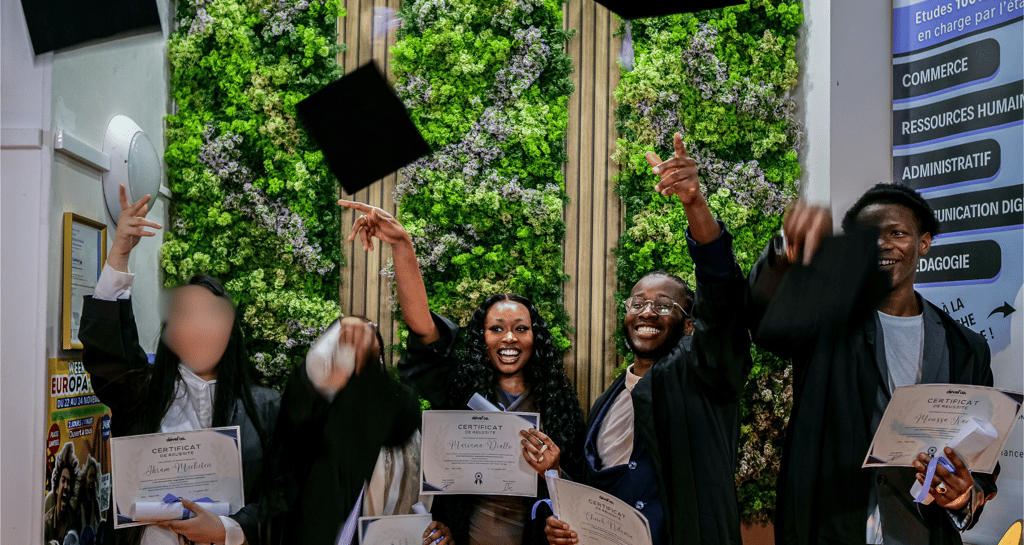 Le jeté de chapeaux après la remise de diplômes