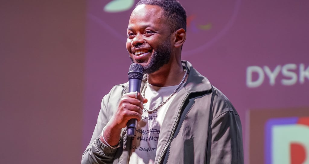 Dyskette, jeune humoriste réalise un petit sketch pendant une conférence