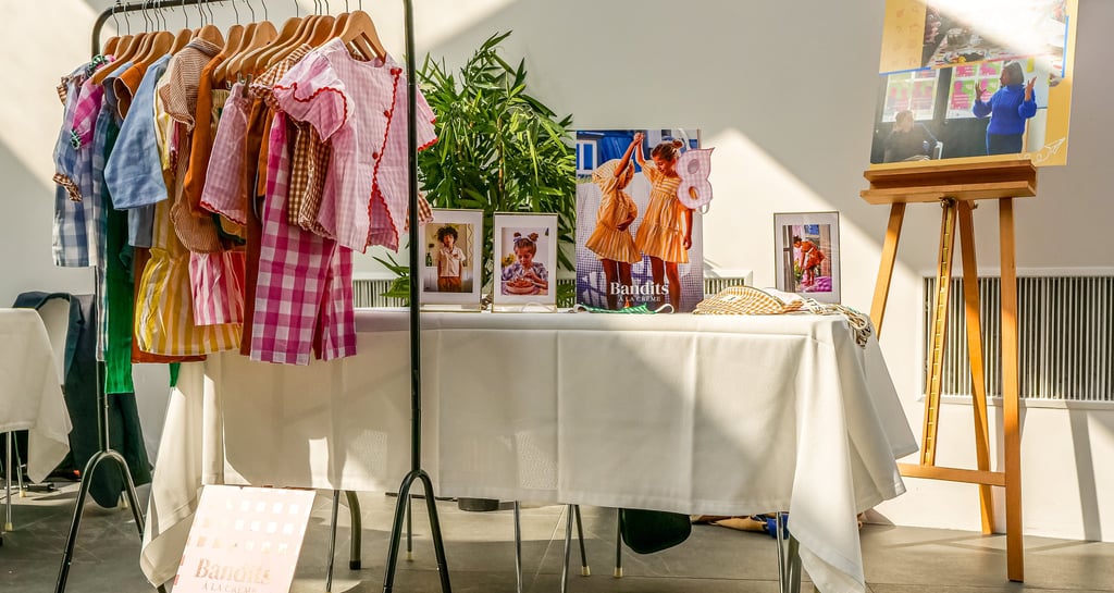 Stand pendant un événement d'entreprise d'une marque de vêtement avec des hauts exposés