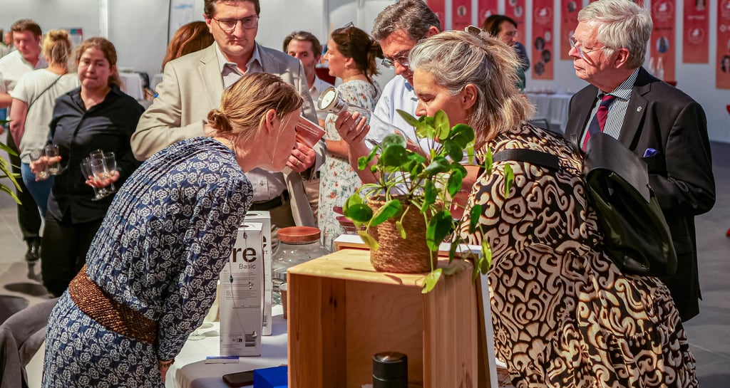 Deux femmes qui discutent devant un stand fleuri avec de belles plantes