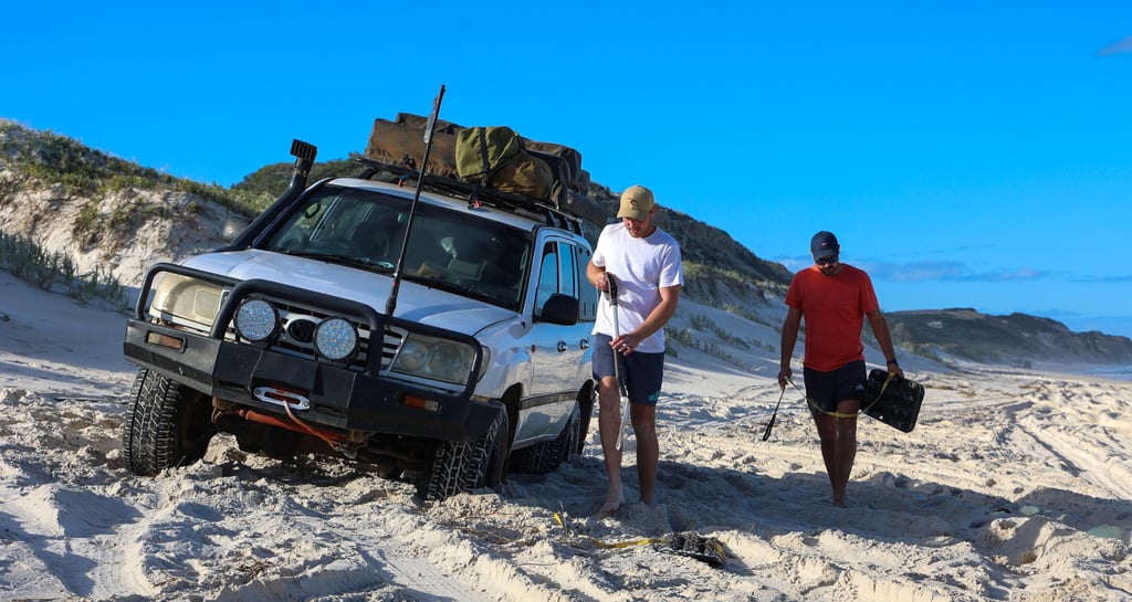 Zelf een 4WD losmaken met zandplaten tijdens een offroad avontuur