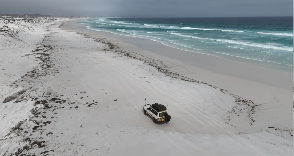 4WD voertuig rijdt offroad door het Australische landschap