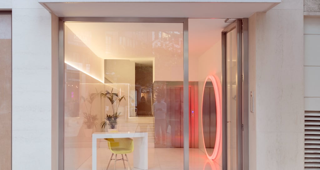 accesibilidad espejo neon rojo mármol blanco zaguán valencia reforma