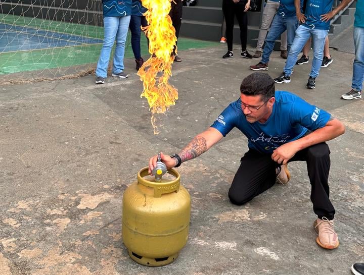 Homem apagando fogo - brigada de incêndio