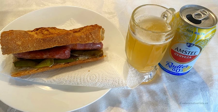Bocadillo de longanizas con pimiento y cerveza Amstel 0.0% alcohol