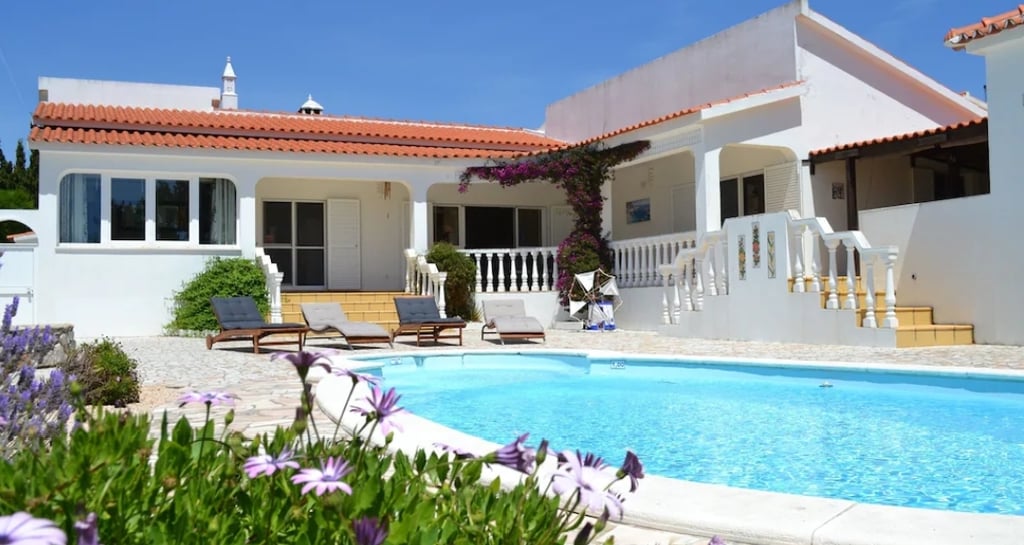 CASA BORBOLETA - gepflegte Villa mit 4 Schlafzimmern, 3 Bäder, Pool, großem Garten, Meerblick