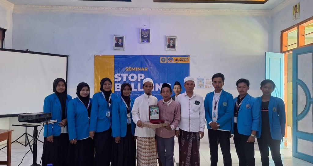 Mahasiswa mengisi acara seminar dan diskusi "stop bullying" bersama dengan siswa nurul jihad