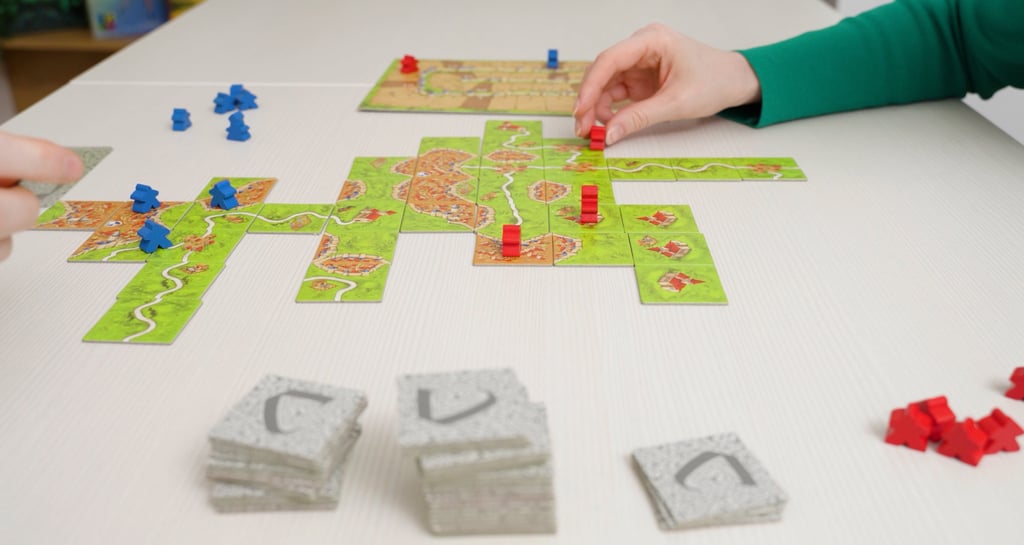 Ant stalo dėliojamos Carcassonne žaidimo plytelės