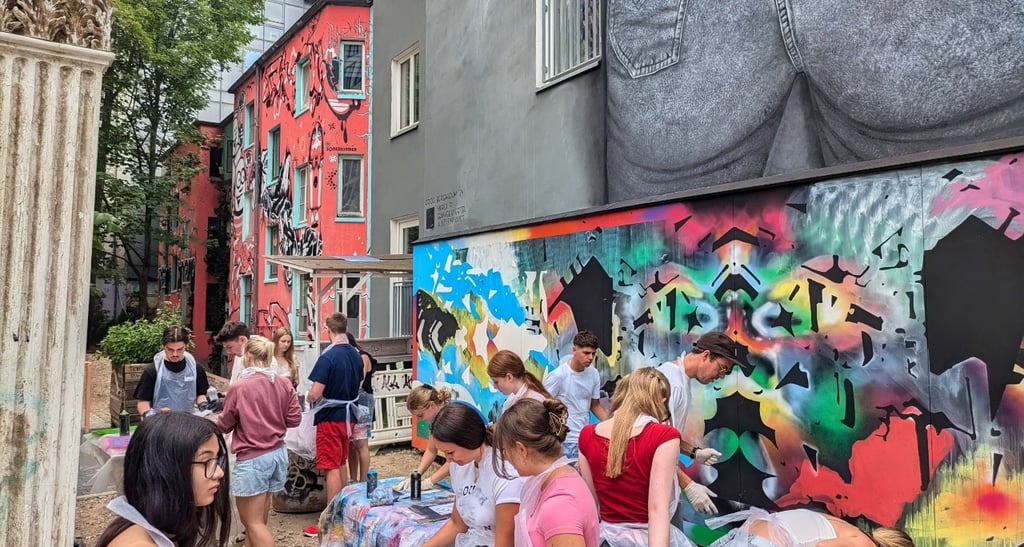Students painting during graffiti workshop in Hamburg, Schüler beim Street Art Workshop und Tour im Gängeviertel