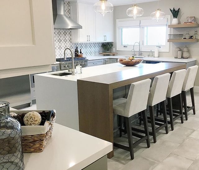 Cozinha com ilha e balcão em madeira