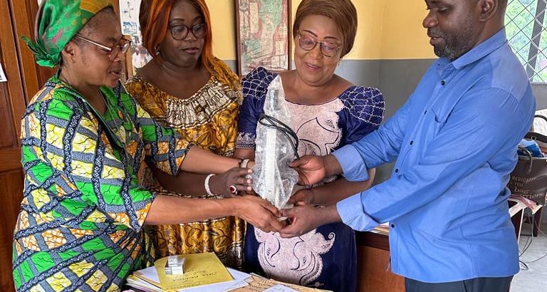 Tolanda offre un microscope à l'école pour favoriser les TP scientifiques. Tolanda, suivi scolaire