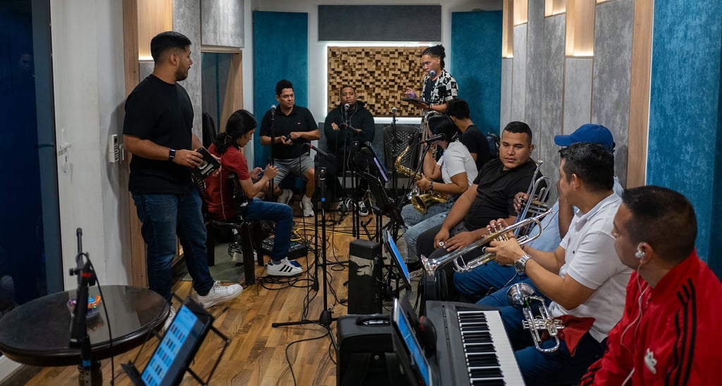 musicos tocando y ensayando en el estudio monochrome records