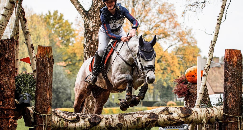 Een paard en eigenaar tijdens een cross 