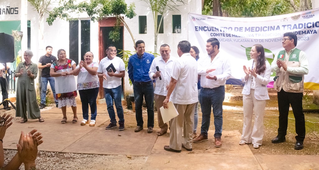 Líderes comunitarios y autoridades en un encuentro de medicina tradicional en Yaxcabá, Yucatan