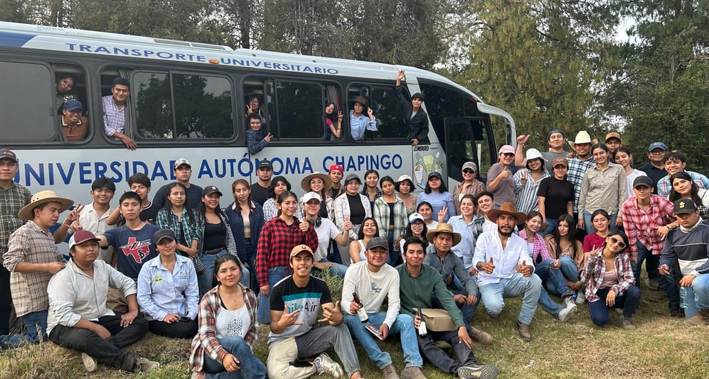 Estudiantes de la Universidad Autónoma Chapingo posan para una foto grupal junto a un autobús
