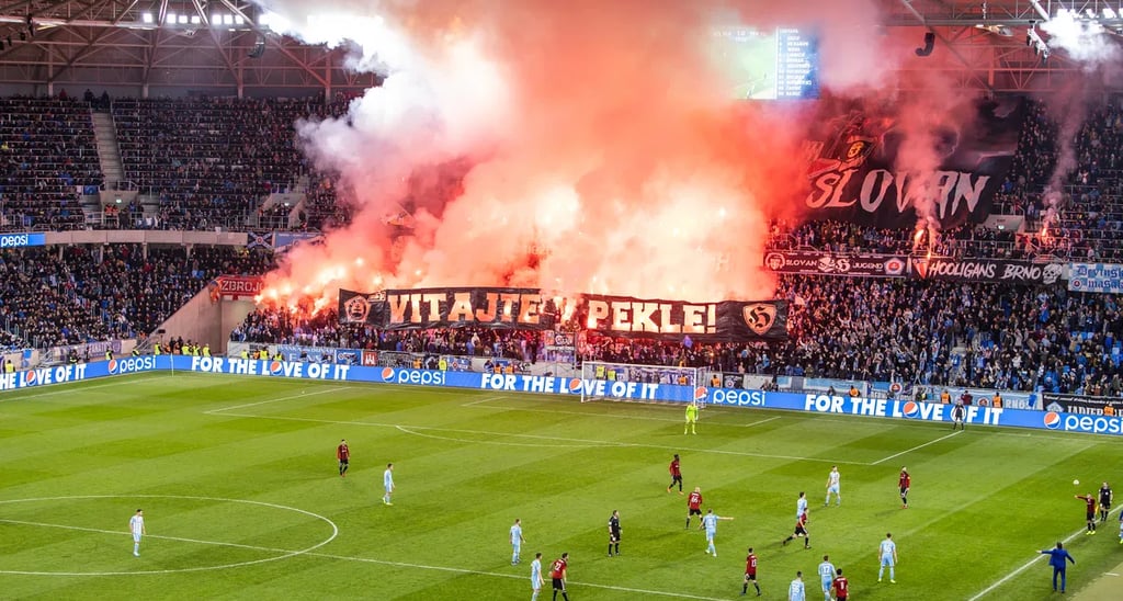 Fans von Slovan Bratislava feuern im Tehelné pole ihre Mannschaft mit Fahnen, Gesängen und Trommeln begeistert an