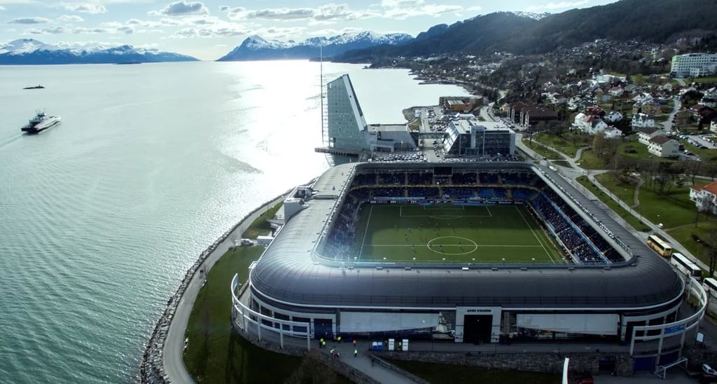 Luftaufnahme des Aker Stadions von Molde FK direkt am norwegischen Fjord mit Bergen und Küstenlandschaft im Hintergrund