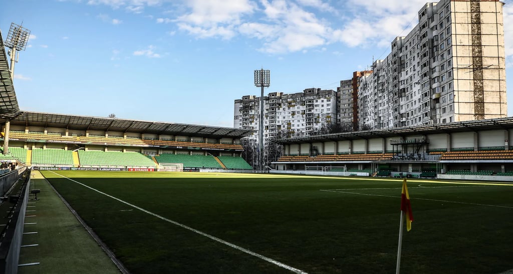 Zimbru-Stadion in Chișinău mit grünen Tribünen und kompakter Fußballatmosphäre beim FK Zimbru Chișinău